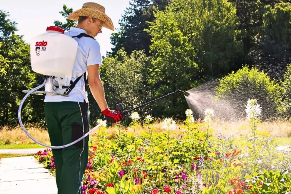 solo-backpack-sprayer-garden-plant-protection-guide SOLO backpack sprayer used for garden plant protection and consistent spray coverage